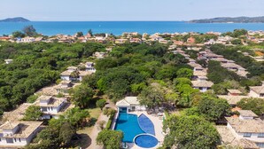 A resort with villas, a swimming pool, and a view of the sea. - Bz44 200 metros da praia Área Gourmet (Buzios)