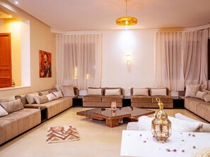 Televisie en een open haard