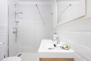 Secador de cabelo, toalhas de banho