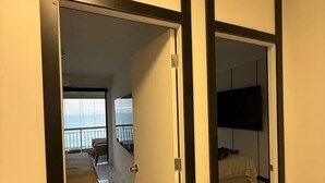 Una habitación de hotel con cama, escritorio y vistas al exterior.