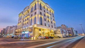 A multi-story hotel with a prominent entrance and a well-lit facade. - Alfursan Almotahida Hotel (Jeddah)