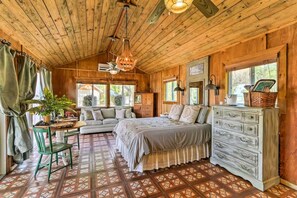 Interior - Charming 1-bedroom chalet, Outdoor Shower TOO! Near Savannah (Midway)