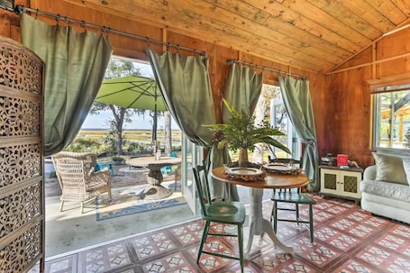 Dining. Charming 1-bedroom chalet, Outdoor Shower TOO! Near Savannah