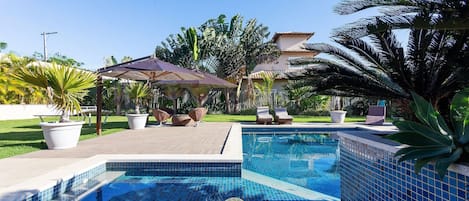 Casa Deluxe, 4 habitaciones, alberca privada | Alberca | Alberca techada, sombrillas en la alberca y camastros