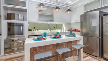 Casa luxo, 4 quartos, piscina particular | Cozinha privada | Geladeira, micro-ondas, fogão, cooktop