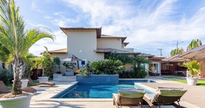 Innendørsbasseng, bassengparasoller og solsenger