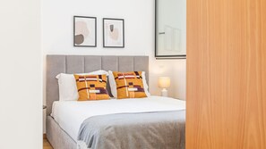 Tabla de planchar con plancha, wifi gratis, ropa de cama