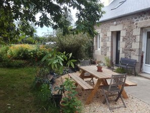 Outdoor dining - Vacation home in the Breton countryside, only 30 minutes from the sea! (Pommerit-le-Vicomte)
