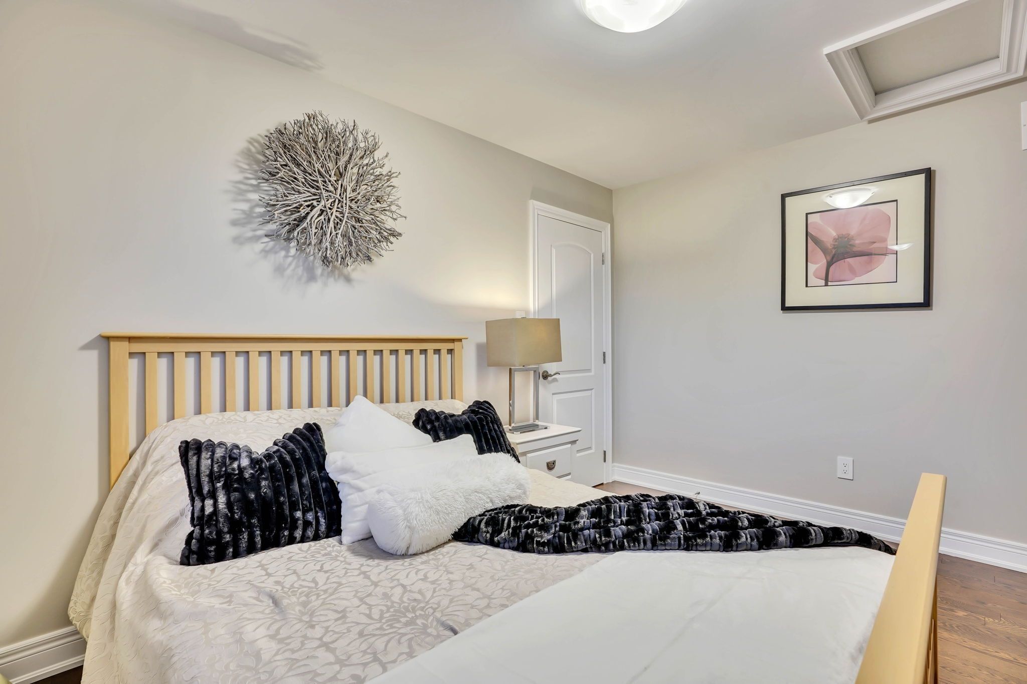 4 bedrooms, iron/ironing board, WiFi (free), bed sheets