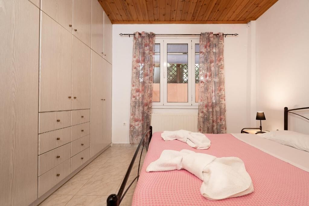 Tabla de planchar con plancha, wifi y ropa de cama 