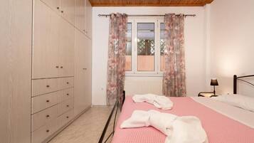 Tabla de planchar con plancha, wifi y ropa de cama