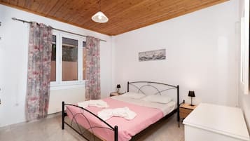 Tabla de planchar con plancha, wifi y ropa de cama