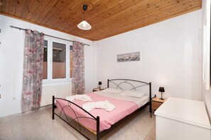 Tabla de planchar con plancha, wifi y ropa de cama 