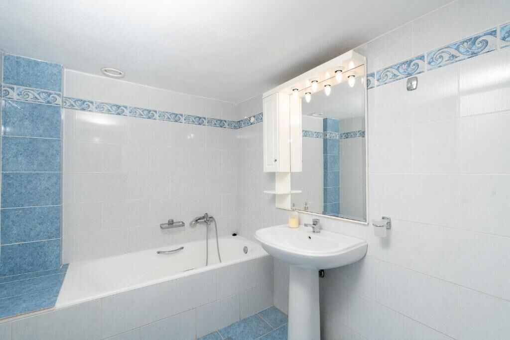 Secadora de cabello, toallas, jabón, papel de baño 