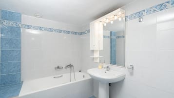 Secadora de cabello, toallas, jabón, papel de baño