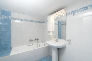 Secadora de cabello, toallas, jabón, papel de baño 