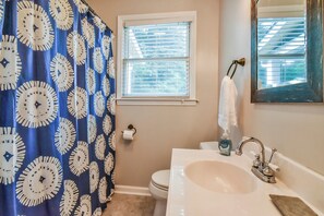 Signature-talo, 3 makuuhuonetta, tupakointi kielletty, keittiö | Kylpyhuone | Ilmaiset hygieniatuotteet, hiustenkuivaaja, pyyhkeet, saippua