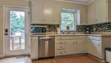 Signature House, 3 Bedrooms, Non Smoking, Kitchen | Private kitchen | Fridge, microwave, oven, stovetop