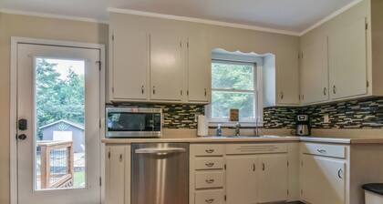 Grey Eagle Cottage with Hot Tub