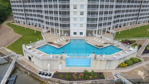 Piscine couverte, piscine extérieure