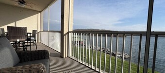  2110 Towers Beautiful Condo! Quiet! Elevators, indoor/outdoor pools. Free Wifi