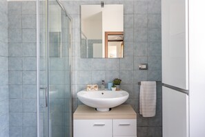 Bruser, bidet, håndklæder