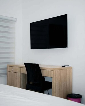 Appartement Confort, balcon, vue ville | 1 chambre, bureau, espace de travail pour ordinateur portable