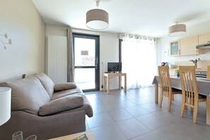 Comfort Studio, Garden View | Living area | 64-cm flat-screen TV with digital channels - Maison d'hôtes Sainte Hune  (Hunawihr)