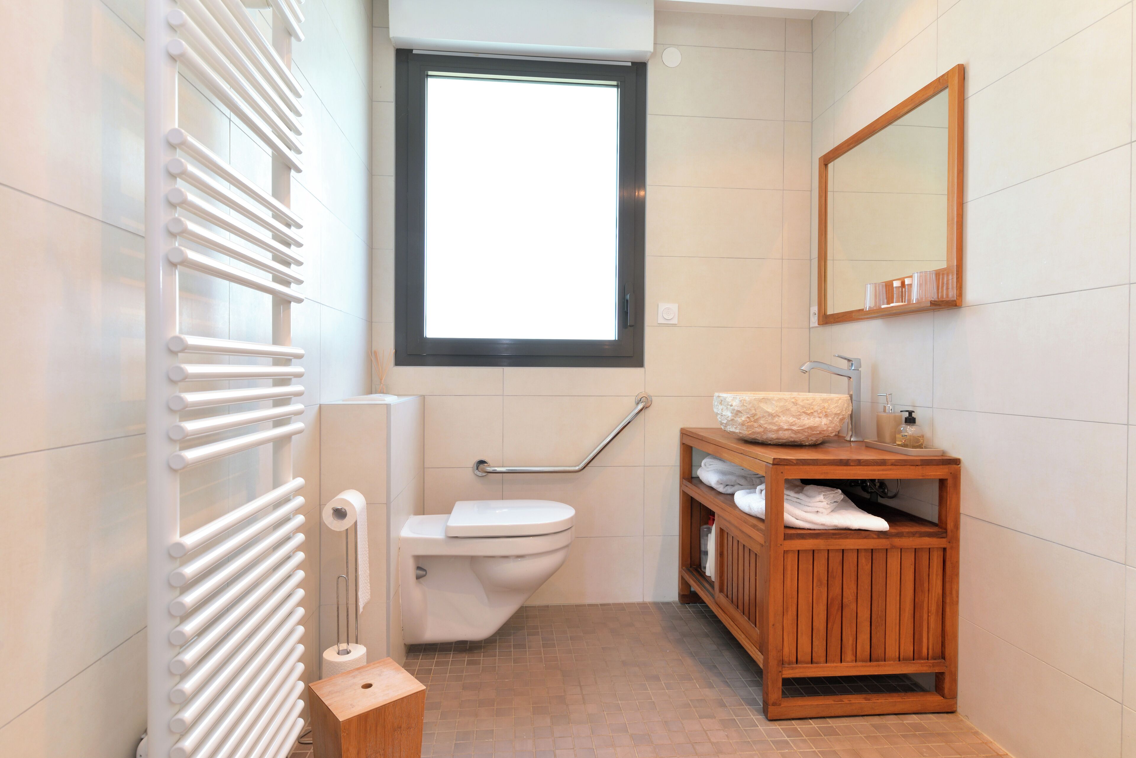 Chambre Confort avec lits jumeaux, vue jardin | Salle de bain