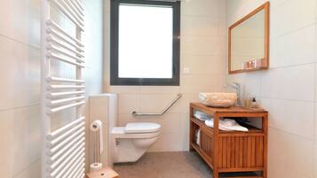 Chambre Confort avec lits jumeaux, vue jardin | Salle de bain