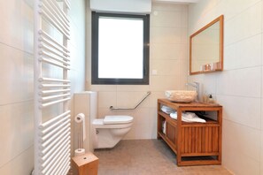 Comfort Twin Room, Garden View | Bilik Mandi | Pancuran mandi, pengering rambut, tuala disediakan, sabun 