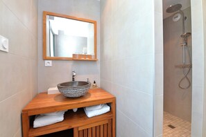 Comfort Room, Vineyard View | Bilik Mandi | Pancuran mandi, pengering rambut, tuala disediakan, sabun 