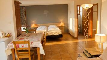 Comfort kamer, uitzicht op bergen | Verduisterende gordijnen, geluiddichte muren, gratis wifi