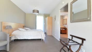 Chambre Confort avec lits jumeaux, vue sur le jardin | Rideaux d’obscurcissement, système d’insonorisation