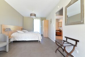 Comfort Twin Room, Garden View | Blackout curtains, soundproofing, free WiFi - Maison d'hôtes Sainte Hune  (Hunawihr)