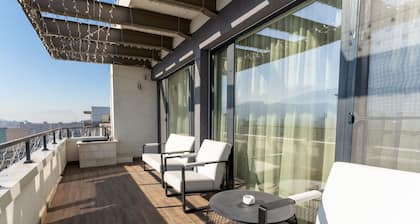 MoHost Penthouse-Luxury Stay with Mountain View
