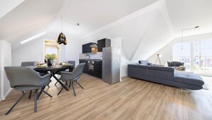 Un moderno loft con angolo ristoro, cucina e soggiorno.