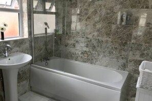 Shower, hair dryer, towels - The Woodfarm Lodge - 3 Bedroom House with parking (Oxford)