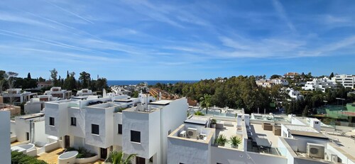 Casa Iris Golden Mile Marbella. Modern, bright 3 bedroom house 10 mins to beach