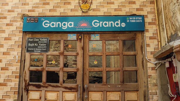 Un edificio con un cartel que dice 'Ganga Grand' y fachada de ladrillo.