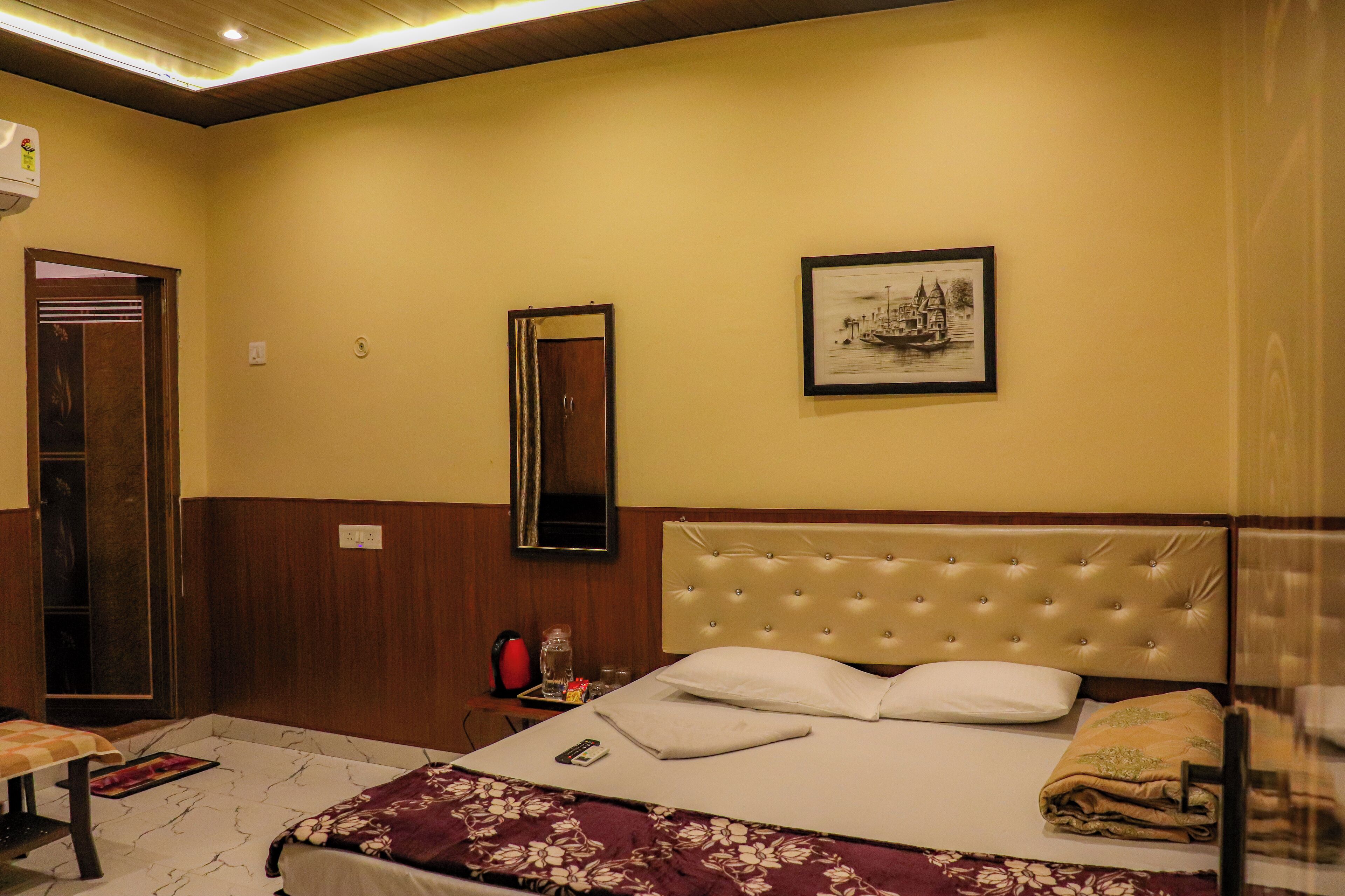 Deluxe Room | Bathroom | Slippers