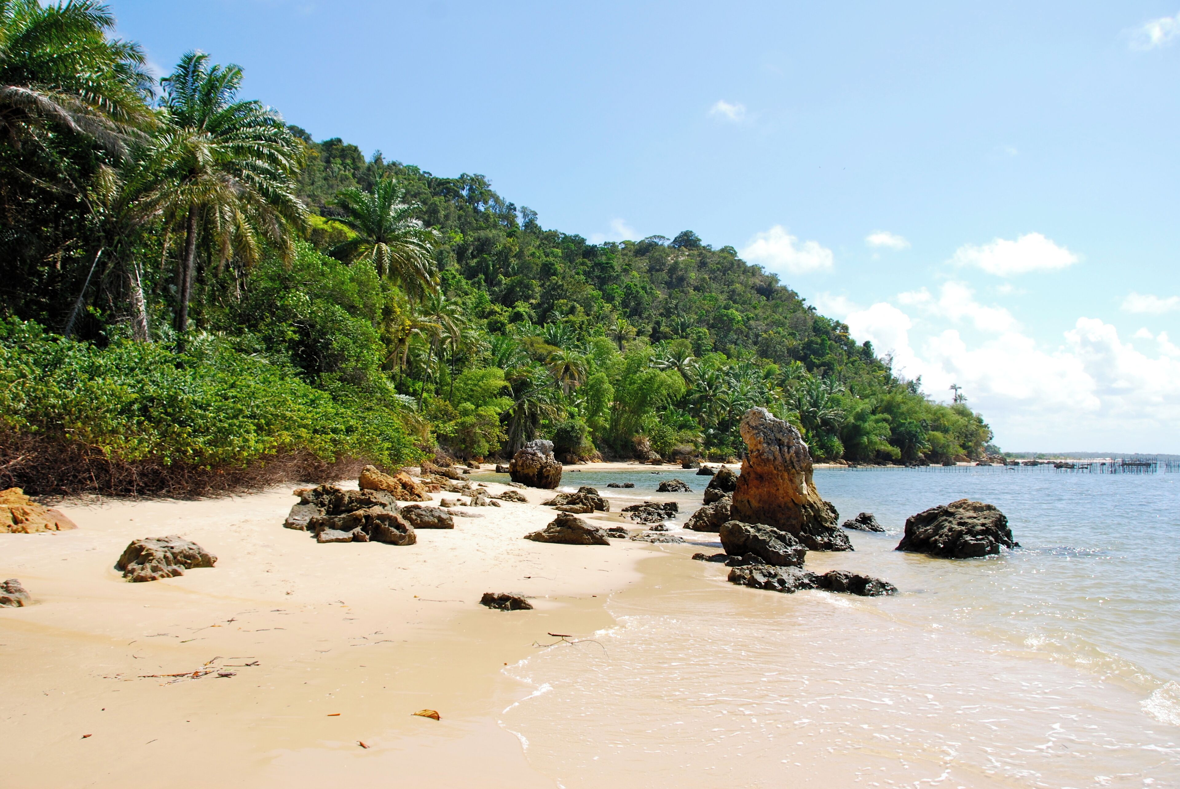 Beach nearby, white sand, 20 beach bars