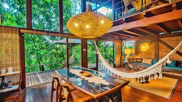 Superior loft, uitzicht op tuin | Dineren in de kamer