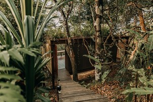 Bungalow superior, vistas parciales al mar | 1 dormitorio, caja fuerte, wifi gratis