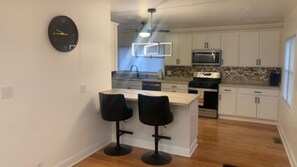 Frigorífico, microondas, horno y placa de cocina
