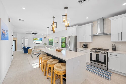 NEW Reno! Sleeps 14 + Heated Pool + 5 min to downtown!