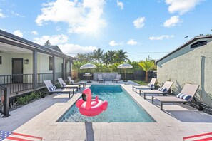 Pool - NEW Reno! Sleeps 14 + Heated Pool + 5 min to downtown! (West Palm Beach)