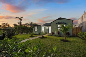 Exterior - NEW Reno! Sleeps 14 + Heated Pool + 5 min to downtown! (West Palm Beach)