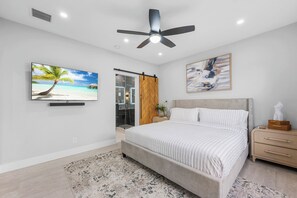 4 bedrooms, iron/ironing board, WiFi, bed sheets - NEW Reno! Sleeps 14 + Heated Pool + 5 min to downtown! (West Palm Beach)