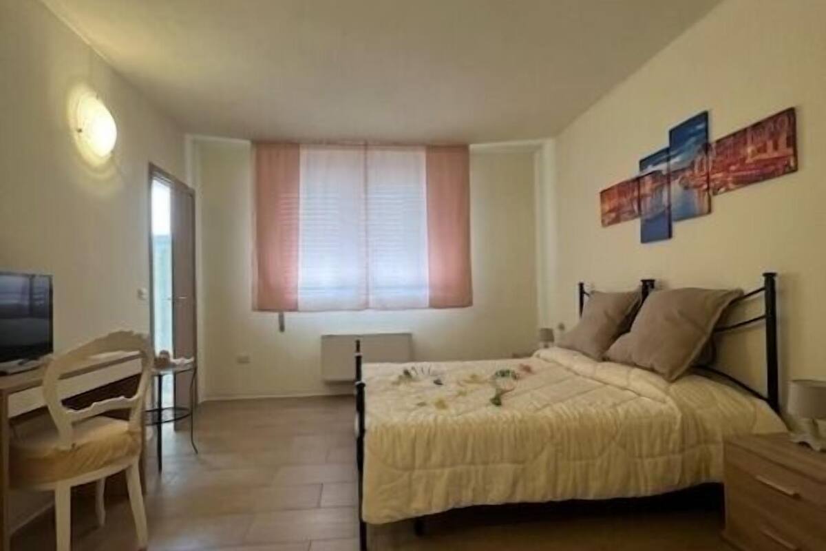 Laptop workspace, soundproofing, WiFi (free), bed sheets